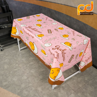 ปูโต๊ะหลังผ้า ยาว 2 เมตร ลิขสิทธิ์แท้ ลายGudetama สีชมพู เนื้อเหนียว ทนทาน กันน้ำ กันลื่น by Plasdesign