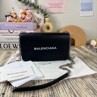 Like new‼️ B a l e n c i a g a crossbody bag ปี 2019 สีดำ อะไหล่เงิน ออกช็อปไทย สภาพสวย ขอบมุมไม่ถลอก ภายในสะอาด มี