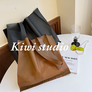 Kiwistudio 【แพ็คละ 50 ชิ้น】ถุงพลาสติก ดำและน้ำตาล กันน้ำ สีทึบ 2 สไตล์ รูปแบบแฮนดิเคิล รูปแบบของไหล่ หนามาก ทนทาน ร้านขายเสื้อผ้า ถุงใส่ของ ~ 1HCYK122