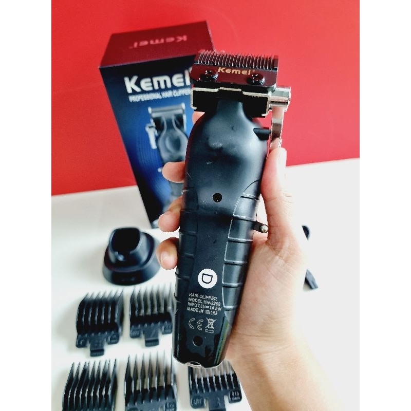 ปัตตาเลี่ยนตัวตัด-kemei-2296-มีฟันรอง8เบอร์-พร้อมแท่นชาร์จ-สีดำ