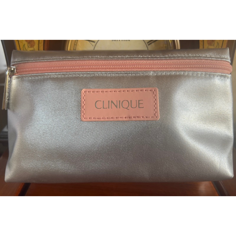 clinique-กระเป๋าเครื่องสำอางค์-สีเงิน-metallic