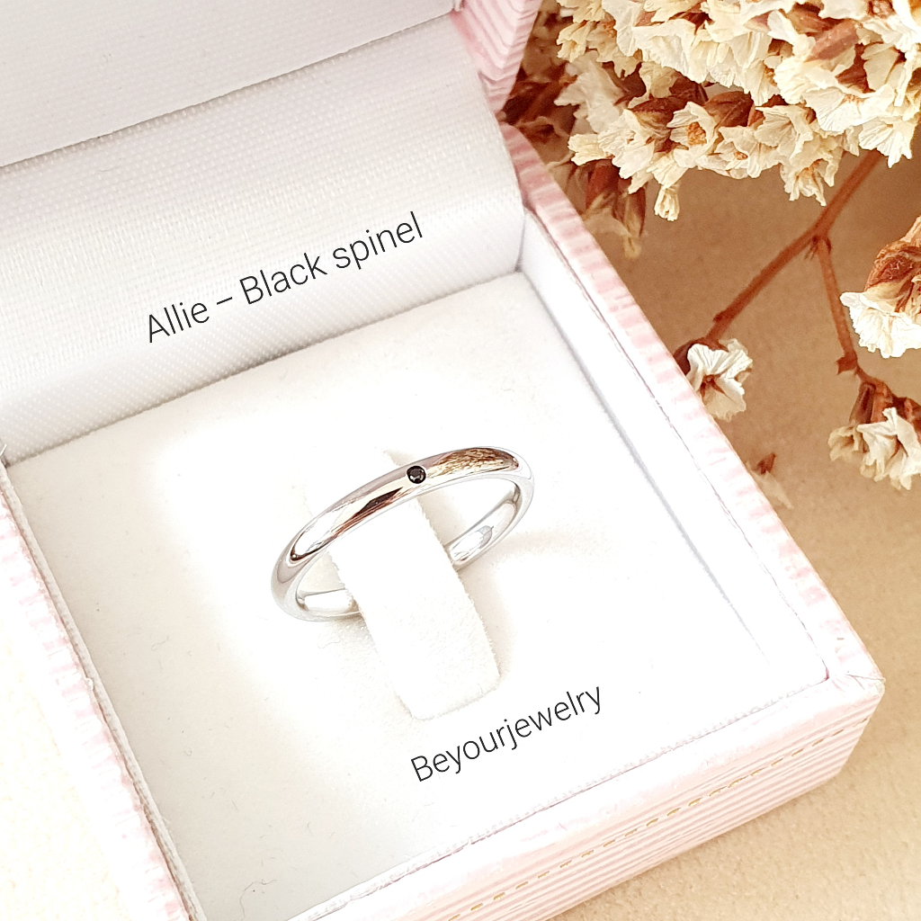 อยากปังคลิกเลย-allie-ring-white-gold-แหวนพลอยมินิมอล-2-มิล-เสริมดวงรอบด้าน-ไม่ลอก-ไม่ดำ-ไม่แพ้