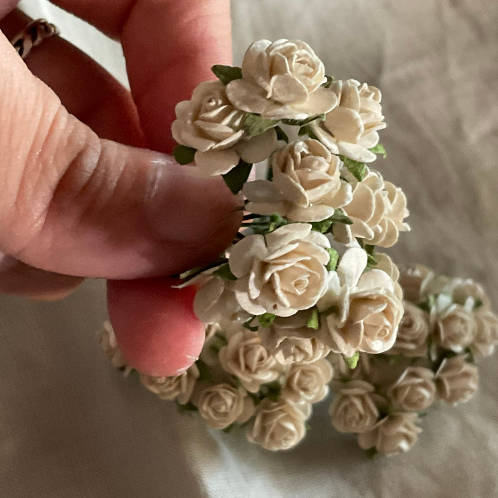 ดอกไม้กระดาษสาดอกไม้ขนาดเล็กสีขาวครีม-30-ชิ้น-ดอกไม้ประดิษฐ์สำหรับงานฝีมือและตกแต่ง-พร้อมส่ง-f18