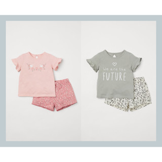 H&amp;M [เซต 2 ชิ้น] ชุดเด็กเล็ก เสื้อยืดแขนสั้นแต่งระบาย กระดุมหลังคอ + กางเกงขาสั้นแต่งโบว์ที่เอว