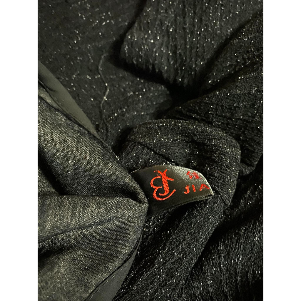 งาน-jiayibeier-เดรสสีดำแขนยาวผ้าลายนูนเส้นๆปักดิ้นเงินวิ้งทั้งชุด-มีเชือกผูกข้างเอว-กระโปรงแหวกแต่งผ้าอัดพลีทดินเงิน-ทอง