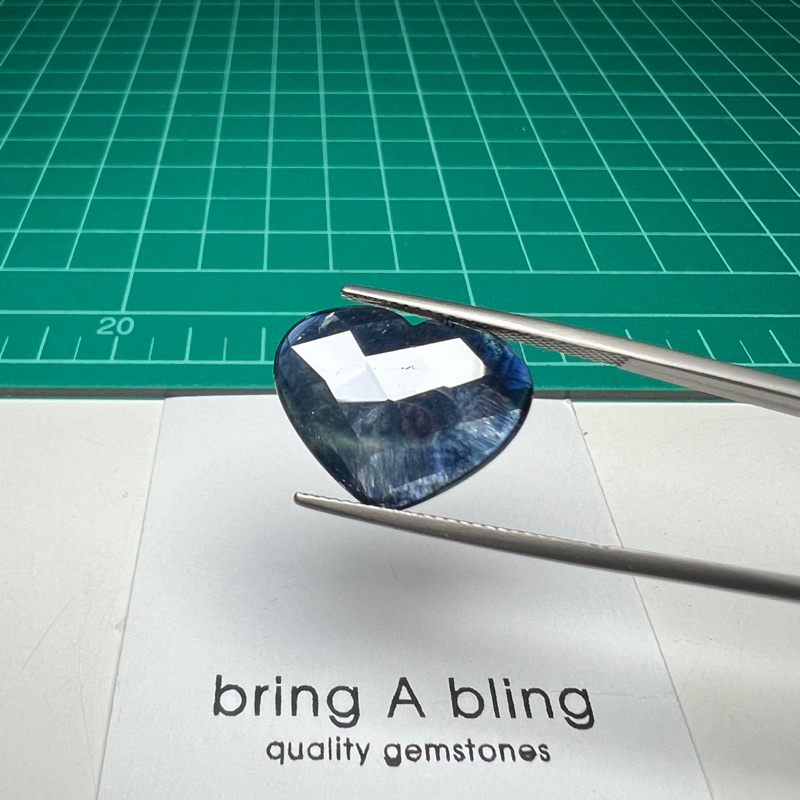 natural-sapphire-8-95-ct-19x15x3-mm-พลอยแซฟไฟร์-ศรีลังกา-พลอยดิบ-เจียระไนหลังเบี้ย-และเหลี่ยมตัด-เล่นไฟสวยงามมาก