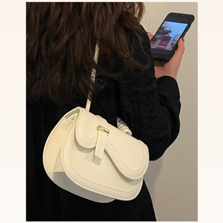 กระเป๋าถือผู้หญิง Saddle Messenger Bag แฟชั่น Simple All Matching Solid Color PU Leather NAVEE~