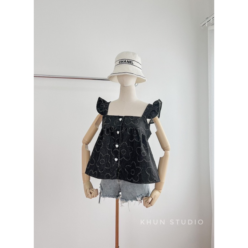 khun-studio-เสื้อแขนระบาย-ผ้ายีนส์-กระดุมมุกหน้า-อกใส่ซับใน-เสื้อผ้าผู้หญิง