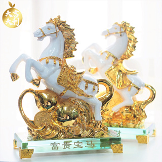 (มาใหม่) ม้าขาวยกขาเหนือสมบัติ ม้ามงคล ฐานแก้วสวยงาม เงินทองเพิ่มพูน งานเรซิ่นทอง 24K งานนำเข้าจากต่างประเทศ สูง 9 นิ้ว