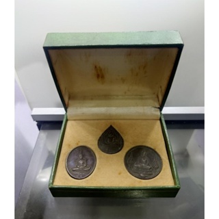 เหรียญพระแก้วมรกต ภปร ครบชุด 3 ฤดู ร้อน หนาว ฝน รุ่น 2 หลังมีราชศรัทธา ที่ระลึกฉลองวัดพระศรี ฯ เนื้อทองแดงรมดำ ปี 2525