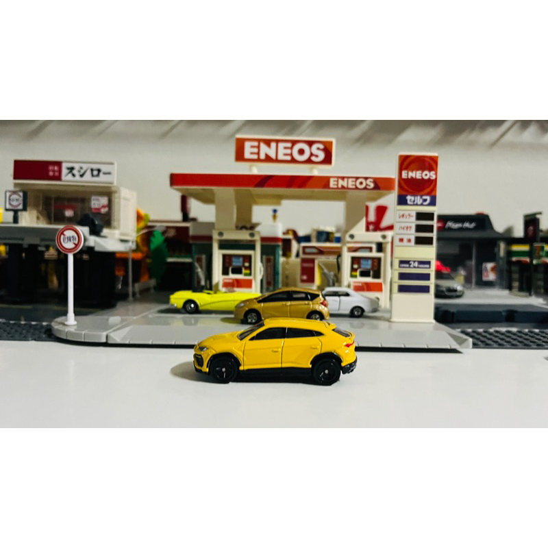 model-tomica-vehicle-lamborghini-urus