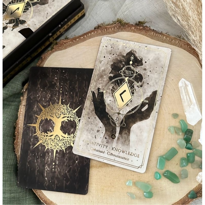 the-runic-odyssey-light-oracle-ไพ่รูนส์เคลือบทองหรูหรา-ไพ่รูนส์ออราเคิล-runes-oracle-cards