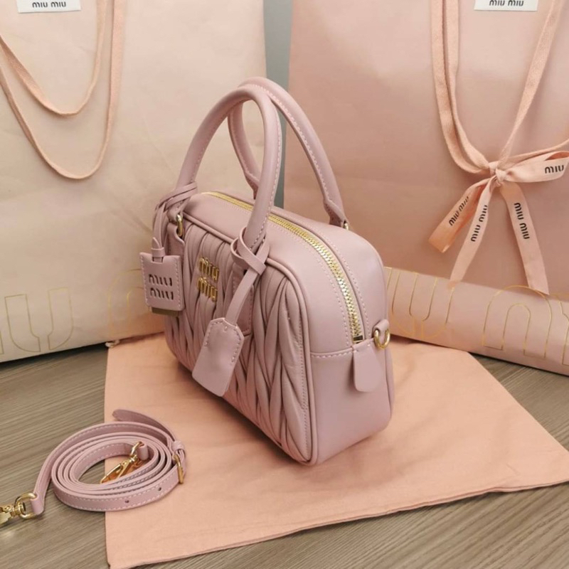 กระเป๋าแบรนด์เนมกระเป๋าสะพายข้าง-miumiu-nappa-leather-top-handle-bagเทพ-พร้อมส่งในไทย