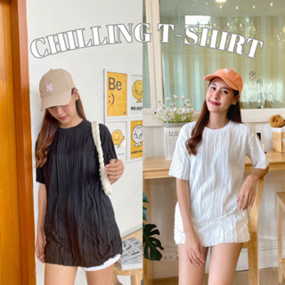 ( X8SFXJ ลด 20% ) 𝗖𝗛𝗜𝗟𝗟𝗜𝗡𝗚 𝗧-𝗦𝗛𝗜𝗥𝗧 (𝟮𝟵𝟬.-) เสื้อยืดคอกลม คลุมสะโพก