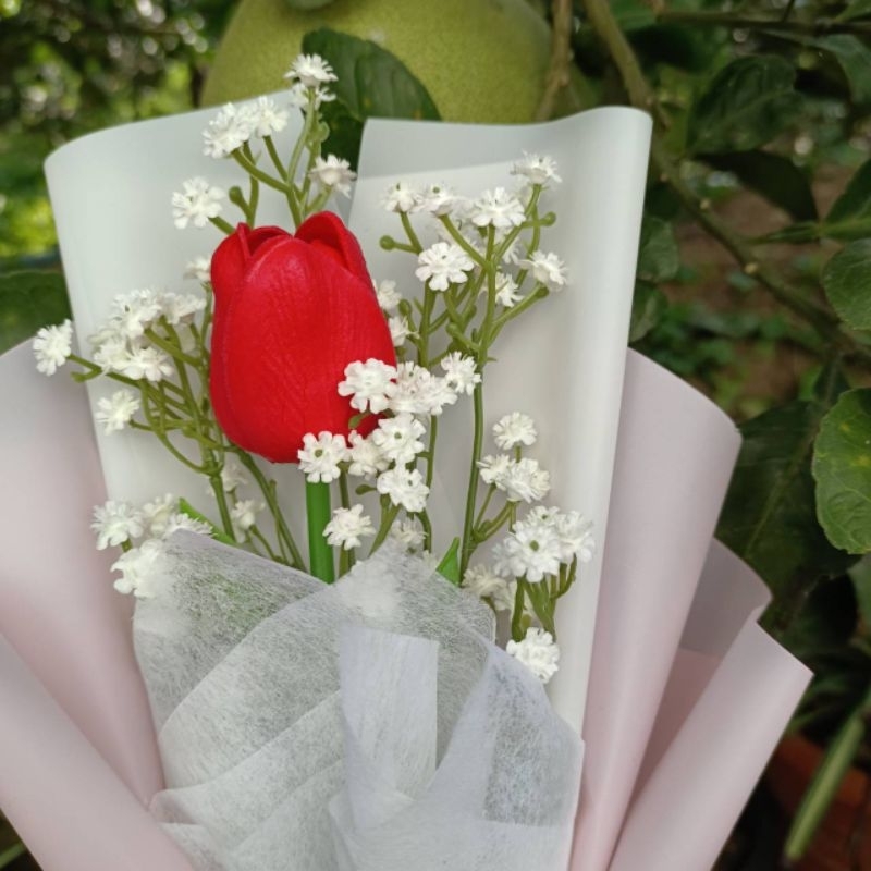 l-06ช่อดอกทิวลิปแซมยิปโซขาว-แถมการ์ดหัวใจและบริการเขียนการ์ดฟรี-ดอกไม้ให้แฟน-ของขวัญให้แฟนวาเลนไทน์-จัดส่งทั่วไทย