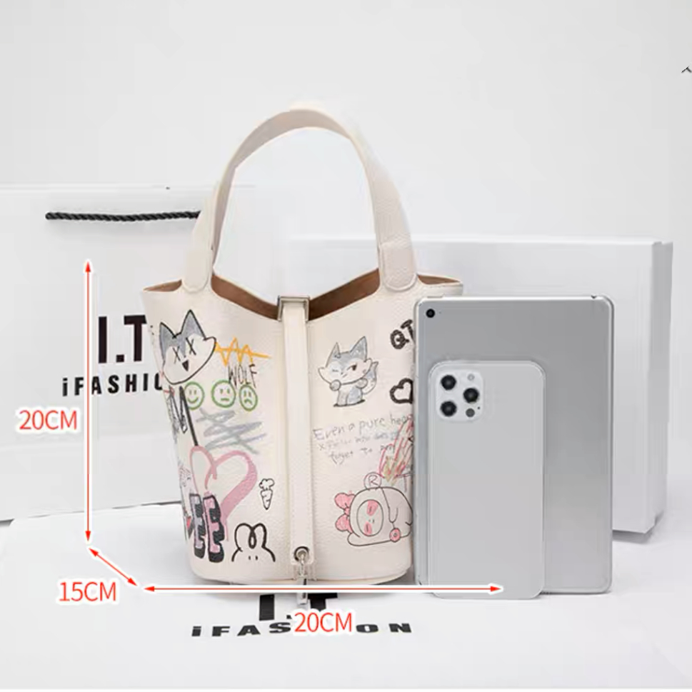 กระเป๋าหนังแท้-ทรงถัง-ลายการ์ตูน-น่ารักที่สุด-แถมพวงกุญแจและปอมปอม-code-9802