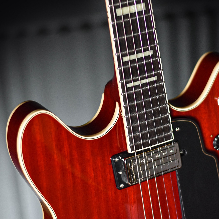 กีต้าร์ไฟฟ้า-guild-starfire-v-cherry-semi-hollow-mahogany-body-with-vibrato-tailpiece-electric-guitar