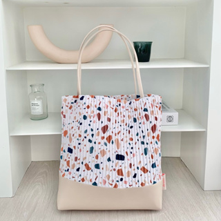 Charin.brand กระเป๋าผ้าพลีท ลาย "Mini Terrazzo"