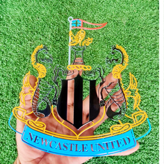 โลโก้นิวคาสเซิล ยูไนเต็ด Newcastle United เหล็กตัดเลเซอร์ทำสีเหมือนจริงสเกลขนาด18*18 cmหนา2.5mmหนัก0.4kgแบบแขวนติดผนัง