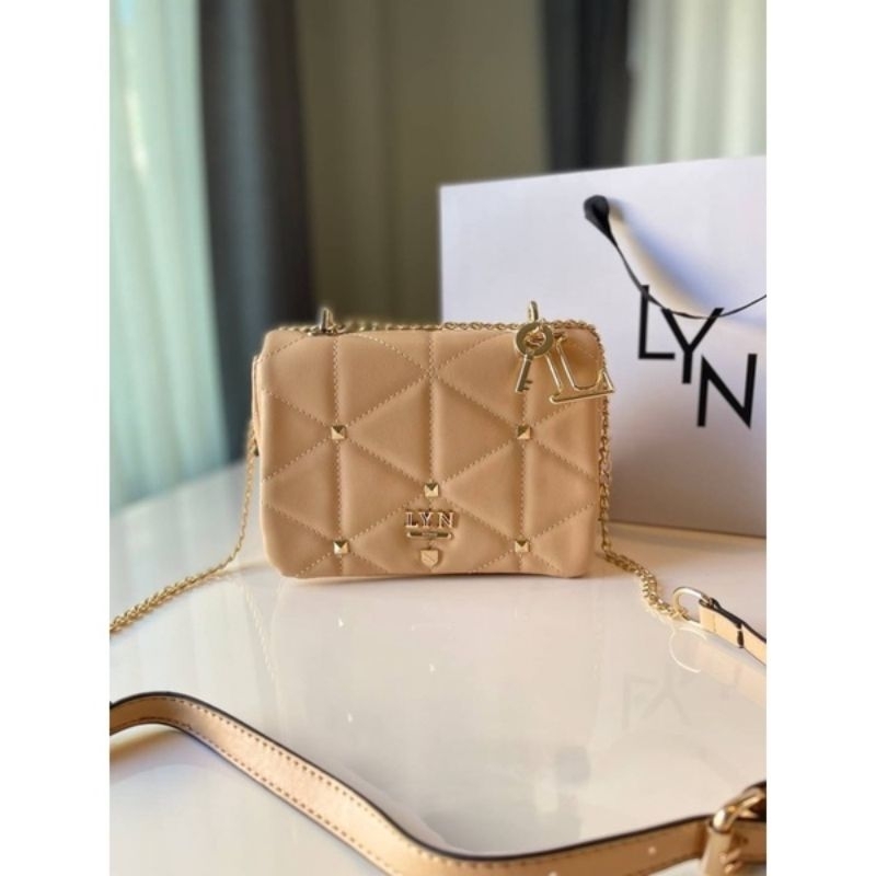 กระเป๋า Lyn รุ่น Tricia Crossbody คอลใหม่แท้  💯%Outletอุปกรณ์ครบ💝ฟรีถุงกระดาษแบรนด์💝