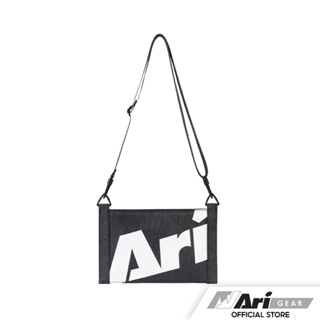 ARI TOP DYED CROSSBODY BAG - BLACK/WHITE กระเป๋า สะพายข้าง อาริ สีดำ