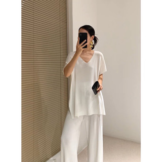 มี2สี🧸เซ็ตไหมพรม เสื้อแขนสั้นผ่าข้าง คอวี มาพร้อมกางเกงขายาว เนื้อผ้าไม่หนา ใส่สบายทุกฤดู มินิมอลสุดๆ