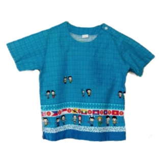 เสื้อลายไทยพิมพ์ธงนาๆขาติ เสื้อวันกิจกรรมสำหรับเด็ก 6-8ขวบสีฟ้า คอกลมไซส์M อก30.5นิ้วยาว19นิ้ว