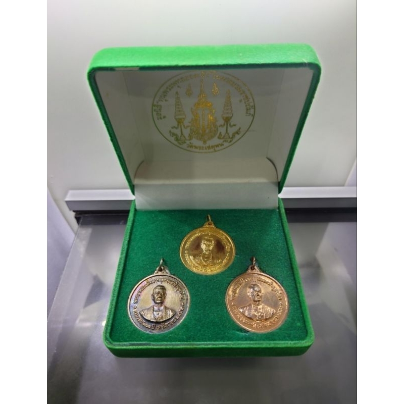 เหรียญ-ที่ระลึก-200-ปี-พระบาทสมเด็จพระพุทธยอดฟ้าจุฬาโลก-รัชกาลที่1-ชุด-3เหรียญ-พระรูป-ร-1-วัดพระเชตุพนฯ-ปี2552-กล่องเดิม