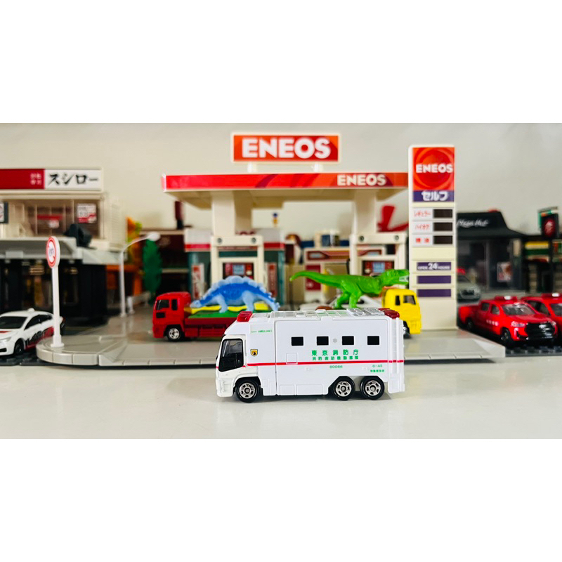 model-tomica-emergency-vehicle-isuzu-giga-super-ambulance-station