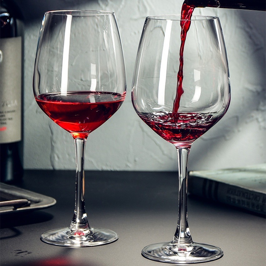 แก้วไวน์-ช่วยรักษาความเย็นของไวน์และช่วยให้กลิ่นของไวน์โดดเด่นยิ่งขึ้น