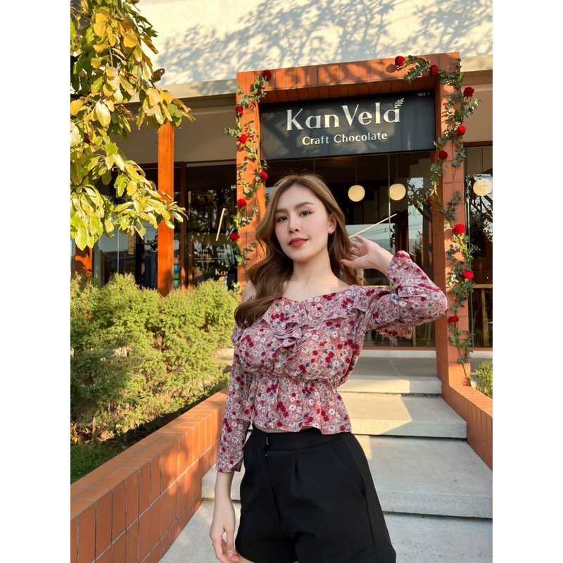 เสื้อเว้าไหล่-สายเดี่ยว-แขนยาว-ลายดอก-จั๊มเอว-ได้ลุคลูกคุณ-ละมุน-สู้ร้อนไปเลยย