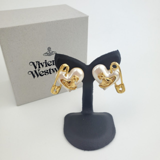 ต่างหู Vivienne Westwood รุ่น Orietta Pearl Earrings เคลือบมุกแบบอสมมาตร อะไหล่โทนสีทอง