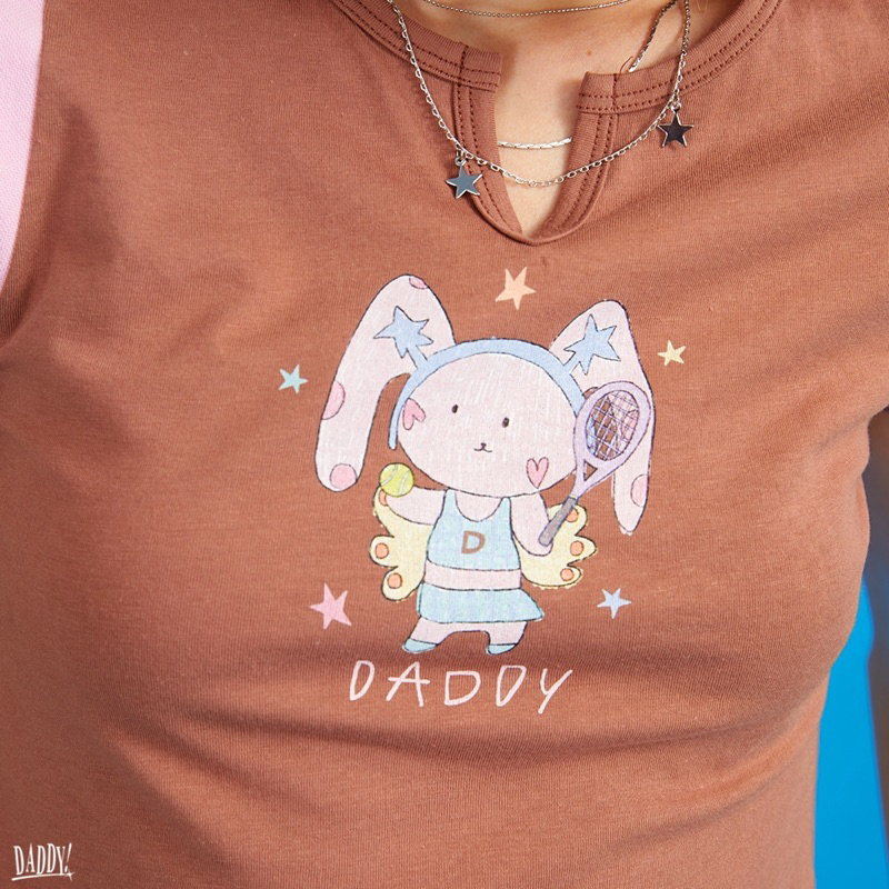 daddy-murphy-top-เสื้อยืด-baby-tee-สกรีนน้องกระต่ายถือไม้เทนนิส-สีน้ำตาลแขนสีชมพู