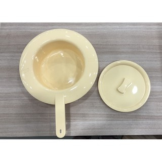 หม้อนอน Bedpan พลาสติกชนิดมีมือจับ พร้อมฝาปิด พลาสติกอย่างดี หนา ทนทาน สีเหลืองพาสเทลอ่อนๆ ล้างทำความสะอาดง่าย