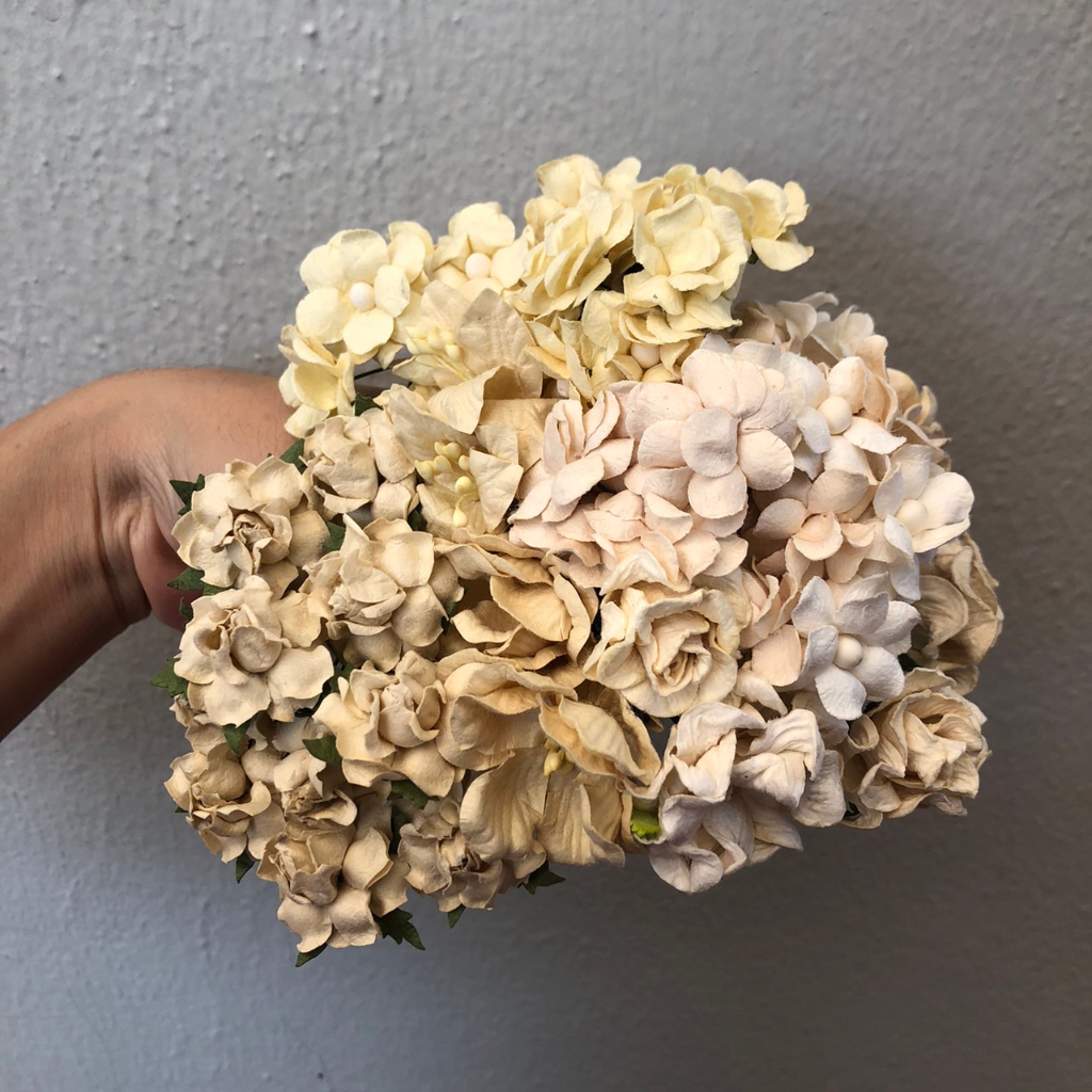 ดอกไม้กระดาษสาดอกไม้คละขนาดคละสีขาวเหลืองอ่อนครีม-65-ชิ้น-ดอกไม้ประดิษฐ์สำหรับงานฝีมือและตกแต่ง-พร้อมส่ง-f76