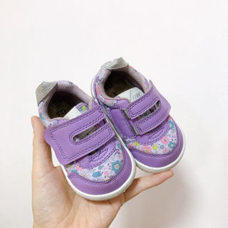 ส่งต่อ : รองเท้าผ้าใบหัดเดินสำหรับเด็กเล็ก Size 12.5 สภาพดี มีแถบสะท้อนแสงด้านหลัง