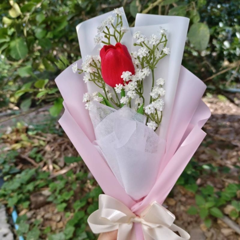 l-06ช่อดอกทิวลิปแซมยิปโซขาว-แถมการ์ดหัวใจและบริการเขียนการ์ดฟรี-ดอกไม้ให้แฟน-ของขวัญให้แฟนวาเลนไทน์-จัดส่งทั่วไทย
