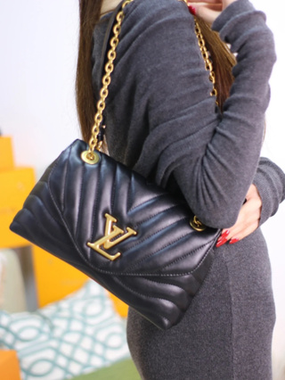 Louis Vuitton กระเป๋ารุ่น New Wave Chain MM BAG