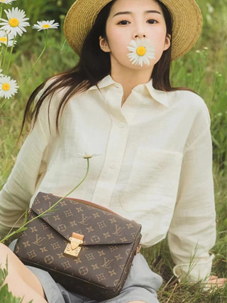 หลุยส์วิตตอง Louis Vuitton/ALPHA WEARABLE BAG/กระเป๋าสะพายข้าง/กระเป๋าสะพายไหล่/กระเป๋าสะพายสุภาพสตรี/ใหม่