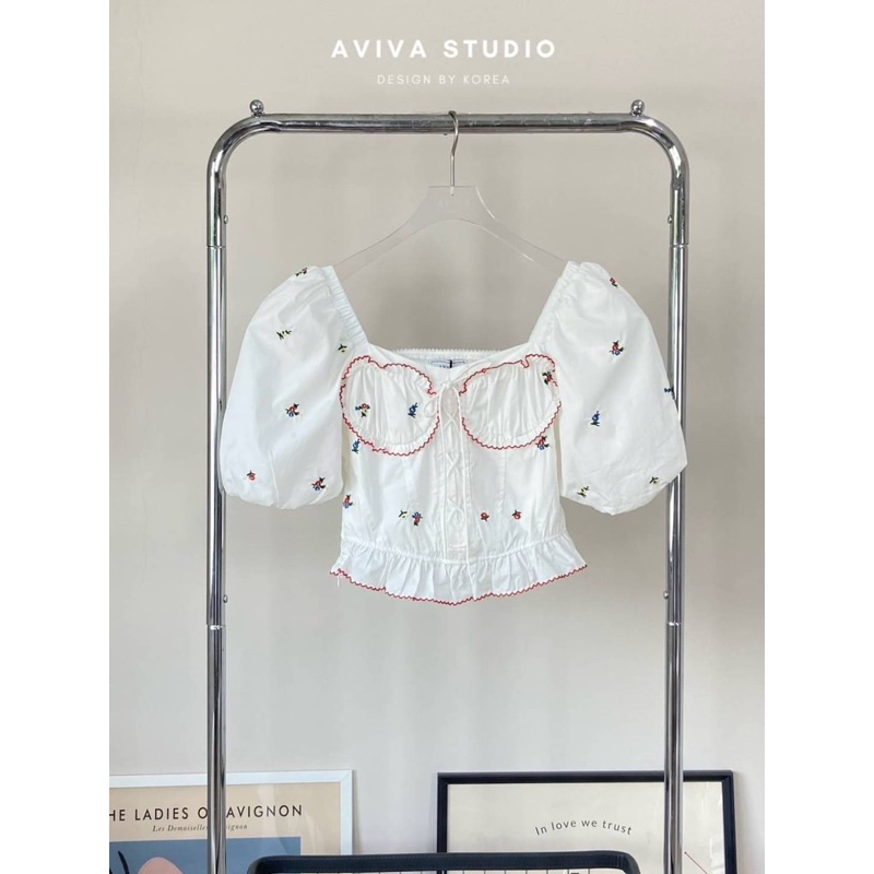 aviva-studio-เสื้อครอปสม็อคหลังเเขนตุ้กตาเดินริมเส้นแดง