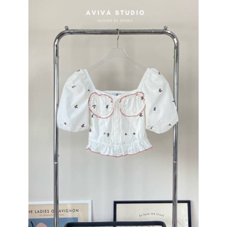 Aviva studio 🤍❣️ เสื้อครอปสม็อคหลังเเขนตุ้กตาเดินริมเส้นแดง