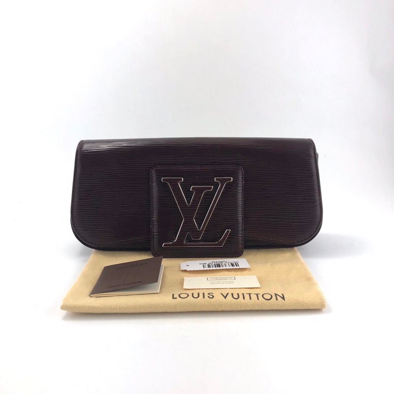 Louis Vuitton Kasai Clutch Review + What Fits Inside + Mod Shots