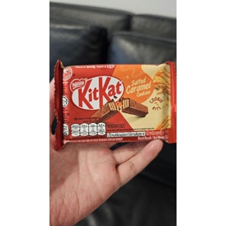 Kitkat Salted Caramel cookies 35g. คิทแคทช็อกโกแลต ซอลท์เท็ดคาราเมลคุกกี้