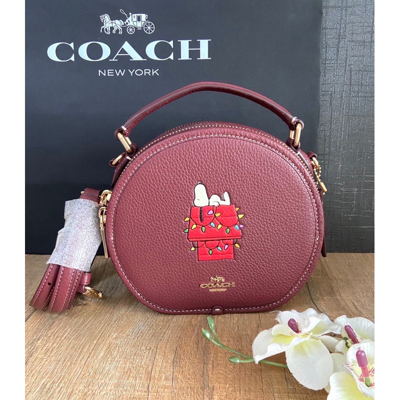 ผ่อน0-กระเป๋าสะพายข้าง-ทรงกลมสีแดง-coach-x-peanuts-canteen-crossbody-with-snoopy-lights-motif-หนังแท้-ลายสนู้ปปี้