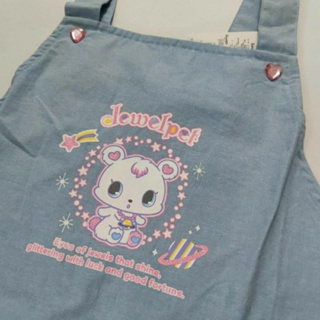 (แท้) Sanrio ผ้ากันเปื้อน Jewelpet สียีนส์ ฟอกอ่อน สกรีนลายJewelpet กระดุมหัวใจสีชมพู สำหรับ เด็กผู้หญิงสูง 130-140 ซม.