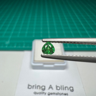 โกเมนสีเขียว (Tsavorite garnet) 0.26 ct (3.5x3.5x2.5)มม  สีเขียวสด สวยมากก ไฟเต็ม