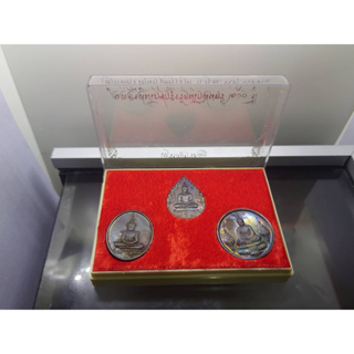 เหรียญพระแก้วมรกต ภปร รุ่น 2(ชุด 3 ฤดู)ฉลองวัดพระศรืๆ (ด้านหลัง มี ราชศรัทธา) ทองแดงรมดำ 2525 พร้อมกล่องเดิม