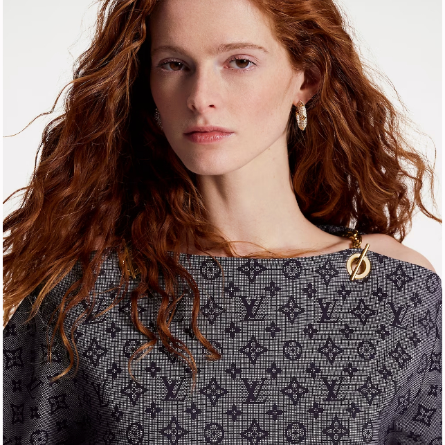 louis-vuitton-เสื้อยืดลาย-inverted-mahina-monogram-ประดับโซ่-หลุยส์วิตตองแท้