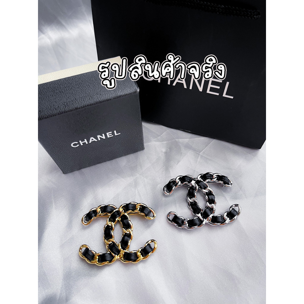 เข็มกลัดลายโซ่-เงินและทอง-chanel-ตกแต่งด้วยลายโซ่สลับกับหนังสีดำ-เอกลักษณ์เฉพาะของแบรนด์-ดูเรียบง่ายแต่ดีไซน์สวย