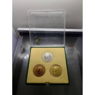 เหรียญราชินีสดุดี ชุด 3 เหรียญ เนื้อกะไหล่ ที่ระลึกครบ 100 ปี กระทรวงเกษตรและสหกรณ์ ปี พ.ศ.2535 แท้ กล่องเดิม #พระราชินี